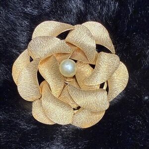 Elegant Gold Floral Brooch